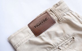 牛仔裤皮革标签设计样机 Leather Label Pants Mockup