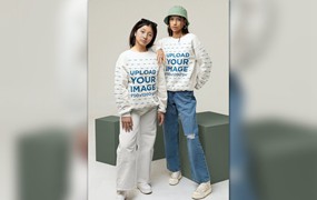 90年代年轻女性身穿运动衫设计样机图 90s Mockup of Two Young Women Wearing Sweatshirts