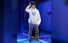VR游戏玩家穿着连帽衫设计样机图 Mockup of a Gamer Wearing a Hoodie at a VR Gaming
