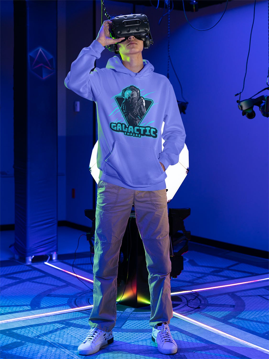 VR游戏玩家穿着连帽衫设计样机图 Mockup of a Gamer Wearing a Hoodie at a VR Gaming 样机素材 第2张