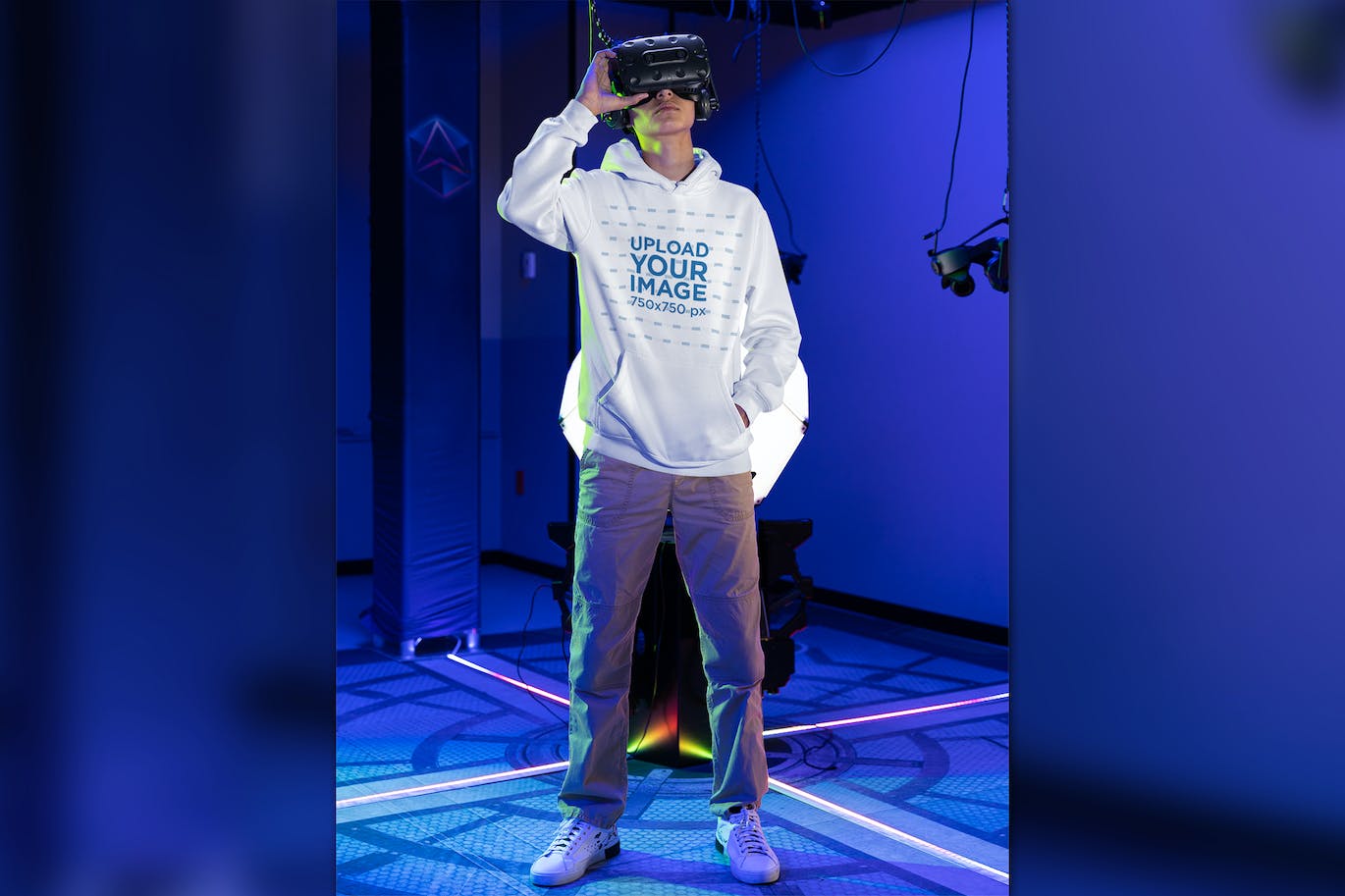VR游戏玩家穿着连帽衫设计样机图 Mockup of a Gamer Wearing a Hoodie at a VR Gaming 样机素材 第1张