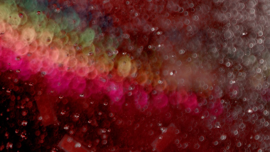 Artlist 多彩液体气泡闪亮玻璃反射模糊自然元素实拍视频素材 Oils and Fluids , 第6张