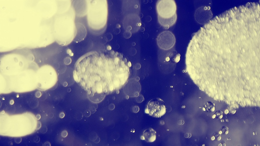 Artlist 多彩液体气泡闪亮玻璃反射模糊自然元素实拍视频素材 Oils and Fluids , 第9张